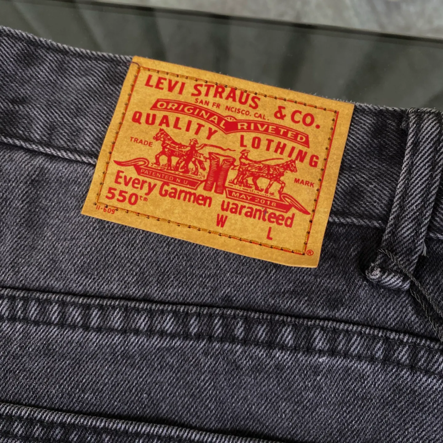 🅿️240 Correct version Chroe Hets CH black pink leather jeans, counter price 4W level, patchwork cross pattern embellishment, women's high-waisted washed jeans! ! Absolutely high-end luxury products, 1.9W level god-level single products, super popular products, built with top heavy industry, a magic weapon that cannot be missed [About Zangyin] This is an extremely luxurious fashion brand that can also be called the aristocrats of the high street. It has always been an exclusive brand for some hipsters or rich second generations. Compared with ordinary high streets, it is more luxurious and noble. Compared with luxury brands, it has a more fashionable personality and has always been a brand that I have a special liking for. A6632 [Top heavy industry fashionable design] Consistently high-street luxury style creation. Speaking of this style, the Zangyin family and GU family are definitely the leading representative brands. Especially the Zangyin family has really achieved a state-of-the-art effect in creating high-street style. The color system of this model is made of unique washed materials. It is already quite eye-catching. It is decorated with pink patchwork cross flowers, which cleverly highlights the charm of the brand. Secondly, this model uses classic The classic high-waist cutting design highlights the long legs and the fashionable temperament of the upper body. The brand is highly recognizable and the slim fit configuration is more suitable for daily wear. This product is a product that interprets personality, fashion, and specifications at a glance. This single product is enough to make any fan excited. It can be a white T-shirt for youthful preppy style, or a tight sling for royal lady style. It has strong matching ability and can be easily controlled by men.  [Material and craftsmanship] Needless to say, this point goes without saying. As an excellent craftsman brand, Zangyin has really perfect requirements for details and craftsmanship. The washed color of this model has gone through so many processes, not to mention the embellishment of the denim appliqués. It is also purely handmade and sewn. Just like what they believe in, only handmade things have soul and have the meaning of wear. A top-notch heavy-duty fashionable denim item, I look forward to your perfect interpretation! ! 28-34 corresponds to S-XL